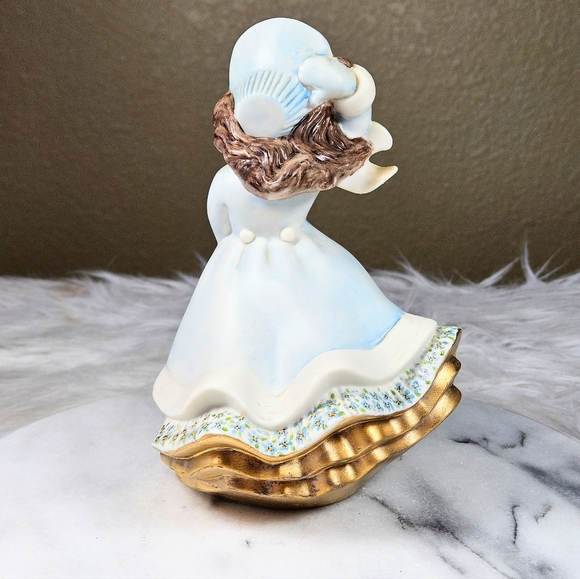 Vintage Atlantic Mold Ceramic Christmas Caroler Lady Figurine 7.5 in 1970s - Picture 3 of 9